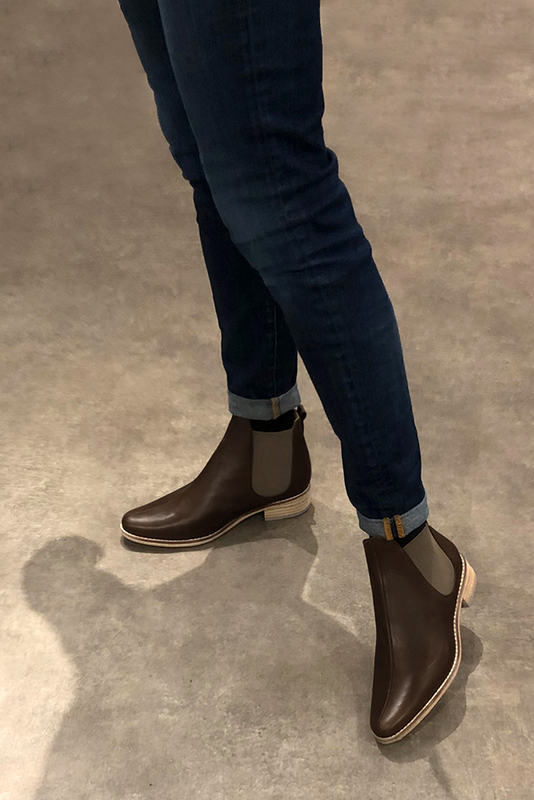 Boots habillees femme marron ebene Boots elastiques sur les cotes Bout rond. Semelle cuir talon plat. Modele Sasha Paris Bloc